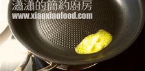 火腿奶酪三明治,平底锅放<a style='color:red;display:inline-block;' href='/shicai/ 887'>黄油</a>，用小火慢慢加热到<a style='color:red;display:inline-block;' href='/shicai/ 887'>黄油</a>融化，晃动锅子，让<a style='color:red;display:inline-block;' href='/shicai/ 887'>黄油</a>淌开。