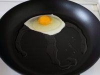 简易版培根煎蛋,取一煎锅，倒入食物油，微热打入鸡蛋