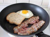 简易版培根煎蛋,然后将面包片也放下去，并将培根翻面