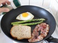 简易版培根煎蛋,最后将2根芦笋放下去，鸡蛋上撒点胡椒。注：盐可不用，因培根是咸的