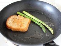 简易版培根煎蛋,这时鸡蛋和培根已煎好，可以盛出装盘，面包翻面略煎，还有芦笋稍煎一下即可。注：全程保持中火