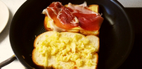 火腿奶酪三明治,再摆上<a style='color:red;display:inline-block;' href='/shicai/ 56457'>火腿片</a>