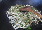 花生小鱼干,倒入小鱼干,转小火炒至小鱼干酥脆