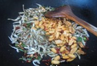 花生小鱼干,倒入花生粒翻炒