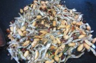 花生小鱼干,撒蒜粉,盐,炒匀起锅,放冷装瓶密封