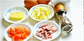 煎火腿奶酪蛋饼,<a style='color:red;display:inline-block;' href='/shicai/ 3551'>西红柿</a>去皮切小丁，<a style='color:red;display:inline-block;' href='/shicai/ 438'>火腿</a>切小条，芝士切丝；