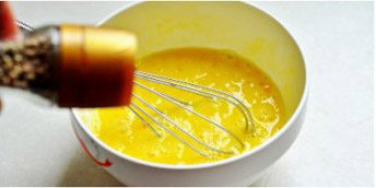煎火腿奶酪蛋饼,<a style='color:red;display:inline-block;' href='/shicai/ 9'>鸡蛋</a>打散加少许盐和<a style='color:red;display:inline-block;' href='/shicai/ 134296'>白胡椒粉</a>拌匀；