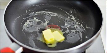 煎火腿奶酪蛋饼,平底锅加热后放入<a style='color:red;display:inline-block;' href='/shicai/ 887'>黄油</a>;