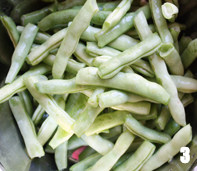 酱炖芸豆,<a style='color:red;display:inline-block;' href='/shicai/ 71'>芸豆</a>掐去两头及丝,揪成长段洗净;