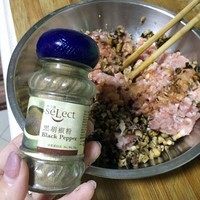 窝蛋香菇蒸肉饼,加最常见的黑胡椒粉，而不是研磨的黑胡椒粒，这是肉饼变香的秘诀