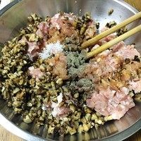 窝蛋香菇蒸肉饼,加适量盐和生抽,再加一丁点白糖提鲜