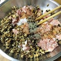 窝蛋香菇蒸肉饼,加适量盐和生抽，再加一丁点白糖提鲜