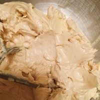 咖啡海盐奶油曲奇,分三次加入打发的黄油中,每加入一次淡奶油都要充分打发融合后再加入下一次,避免水油分离。