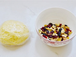 自制果仁沙琪玛 ,案板上撒些<a style='color:red;display:inline-block;' href='/shicai/ 512'>玉米淀粉</a>防粘，慢慢的揉成团，盖上保鲜膜醒发15分钟，各种干果备好。