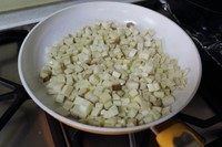 二合一炸酱面,锅内下比平时炒菜多的油,放入杏鲍菇粒煸炒。