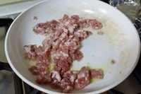 二合一炸酱面,锅内加入少许油,加入肉馅翻炒。