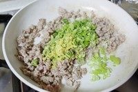 二合一炸酱面,肉馅煸炒变色后,加入姜末和葱青继续翻炒。