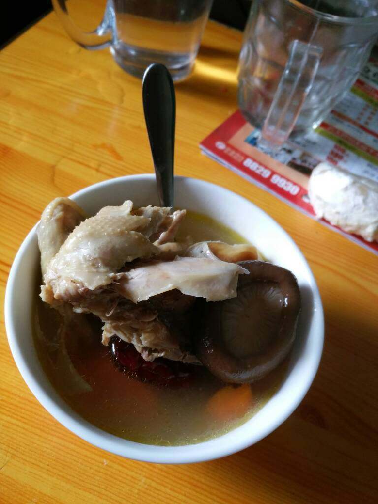 甜鸡汤,待水开后把食材放进去，关好电饭煲煮一个半钟即可，美味又好喝的鸡汤就完成了