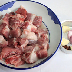 糖醋排骨,<a style='color:red;display:inline-block;' href='/shicai/ 434'>排骨</a>洗干净沥干水，蒜去皮对半开半，<a style='color:red;display:inline-block;' href='/shicai/ 2762'>红葱头</a>剥去外面一层干衣，去根部洗干净