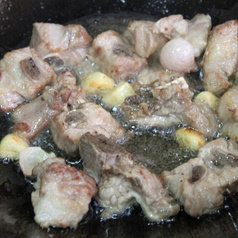 糖醋排骨,锅里入油,放入蒜和葱炸香后倒入排骨,煸至藏在肉里的骨头露出来即可