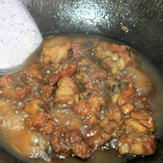 糖醋排骨,大火烧开后,转瓦煲小火炖至肉酥烂,大约需要1个小时左右