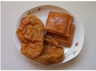 打卤面,准备好食材，<a style='color:red;display:inline-block;' href='/shicai/ 230'>香菇</a> <a style='color:red;display:inline-block;' href='/shicai/ 248'>松蘑</a>分别冲洗一下提前用温水泡开，将<a style='color:red;display:inline-block;' href='/shicai/ 230'>香菇</a>和<a style='color:red;display:inline-block;' href='/shicai/ 248'>松蘑</a>从泡发的水中捞出洗净切6毫米-8毫米宽条，将泡发的水静置后倒入另一碗中，残渣倒掉。