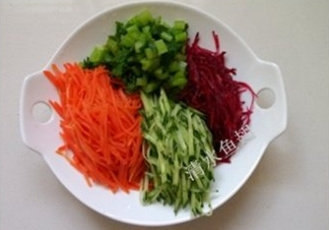 打卤面,<a style='color:red;display:inline-block;' href='/shicai/ 428'>五花肉</a>切片，<a style='color:red;display:inline-block;' href='/shicai/ 473'>香干</a>从中间切开后再切片，<a style='color:red;display:inline-block;' href='/shicai/ 4563'>面筋</a>切块。