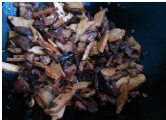 打卤面,菜码分别切好，<a style='color:red;display:inline-block;' href='/shicai/ 25'>胡萝卜</a> <a style='color:red;display:inline-block;' href='/shicai/ 54'>黄瓜</a> <a style='color:red;display:inline-block;' href='/shicai/ 76576'>紫菜头</a>切丝，<a style='color:red;display:inline-block;' href='/shicai/ 125'>芹菜</a>切小块