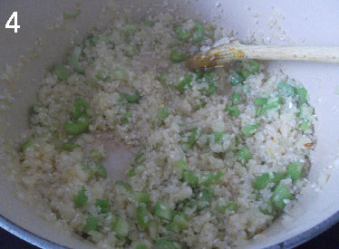 意大利人的南瓜粥Risotto,将步骤2里切好的洋葱,大蒜和芹菜炒香。然后加入米,炒到米粒变得半透明