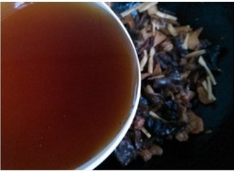 打卤面,将除黄瓜外的菜码分别焯水后盛入盘子中。炒锅做热倒油，先炒出<a style='color:red;display:inline-block;' href='/shicai/ 9'>鸡蛋</a>碎，盛出。