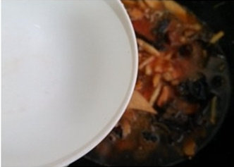 打卤面,炒锅倒比平时炒菜多些的油，下入<a style='color:red;display:inline-block;' href='/shicai/ 695'>八角</a>超香后放葱姜末超香，下入五花肉，炒到稍微吐油时加入两勺面酱在油中炸香，加香菇和松蘑翻炒，然后下入香干片一起在油中炒到稍微有硬度时加入<a style='color:red;display:inline-block;' href='/shicai/ 692'>酱油</a>和<a style='color:red;display:inline-block;' href='/shicai/ 721'>蚝油</a>，倒入黄花菜和木耳翻炒一下后先将泡香菇和松蘑的水倒入。