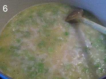 意大利人的南瓜粥Risotto,倒入<a style='color:red;display:inline-block;' href='/shicai/ 6366'>蔬菜汤</a>，没过所有食材。转小火慢慢煮。每次汤煮到差不多了，就再继续加。直到煮约17-20分钟，米熟透柔软