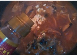 打卤面,将淀粉用水解开，倒入煮好的卤中，慢慢搅匀，然后加入蒜末，将<a style='color:red;display:inline-block;' href='/shicai/ 847'>香油</a>倒在蒜末上拌匀就可以了。盛到大碗中后撒上鸡蛋碎。