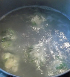 菠菜奶酪圆子,小块捏捏圆,下滚水煮到漂在水面上就是好了