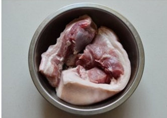 干笋红烧肉,<a style='color:red;display:inline-block;' href='/shicai/ 2856'>笋干</a>洗净，提前两天用温水泡软。将<a style='color:red;display:inline-block;' href='/shicai/ 428'>五花肉</a>择去细毛，外皮用刀刮去污物洗净。