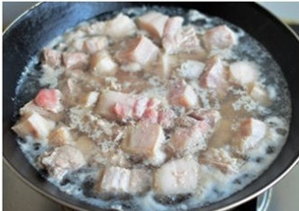 干笋红烧肉,五花肉切块,入冷水锅中焯水,焯去血沫,捞出,用温水洗净,控水.炒锅做热,倒油,放入<a style='color:red;display:inline-block;' href='/shicai/ 869'>白砂糖</a>,小火炒至起大泡
