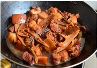 干笋红烧肉,将泡好的笋干捞入锅中。锅开后转小火炖至用筷子能插入肉皮时加适量的盐,再炖20分钟左右入味,如果汤汁还很多的话大火收汁就可以了