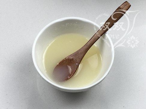柠檬曲奇,<a style='color:red;display:inline-block;' href='/shicai/ 219'>牛奶</a>与细砂糖混合,隔水加热至细砂糖融化