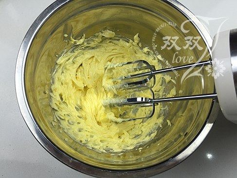 柠檬曲奇,用打蛋器开一档,搅拌至略蓬松