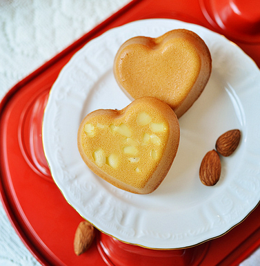 杏仁小蛋糕,放入预热好170度的烤箱中层烤25分钟左右，烤好立即脱膜晾凉。