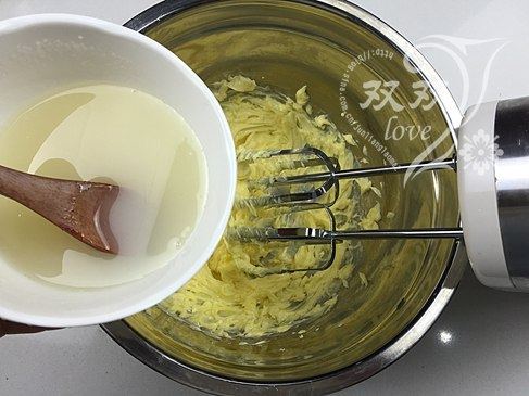 柠檬曲奇,分次搅入融化的牛奶糖浆,搅拌均匀