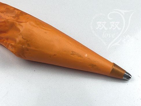 柠檬曲奇,挑好裱花嘴,装入裱花袋,将面糊装入裱花袋中