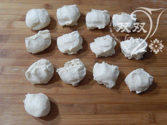 炼乳馒头 ,将面团搓长,揪成小面剂