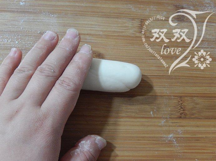 炼乳馒头 ,取一个面剂，用手搓匀