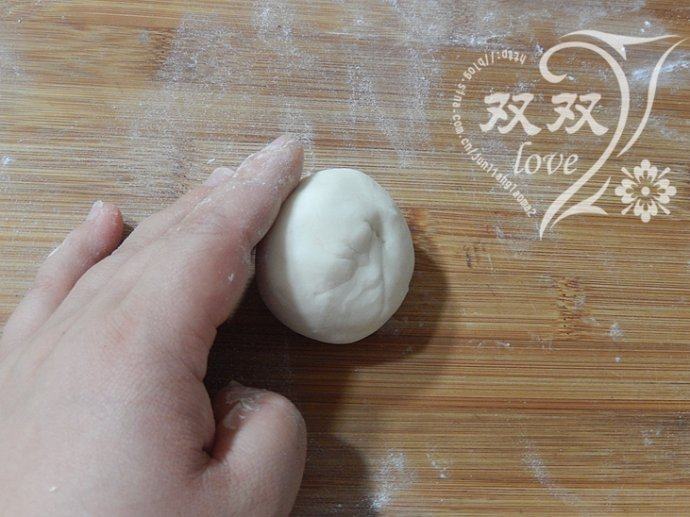 炼乳馒头 ,用手收拢截面，将截面朝下，滚圆