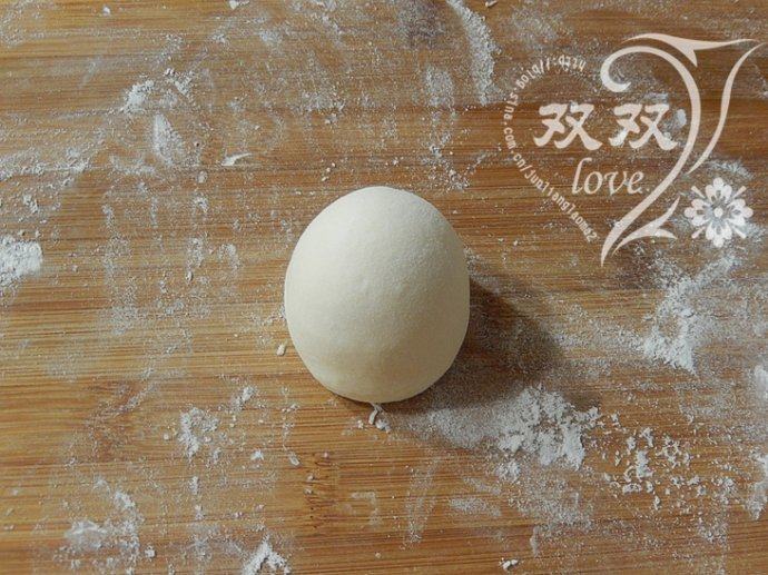 炼乳馒头 ,截面朝下放置,双手四指并拢,来回搓,将馒头顶面搓高