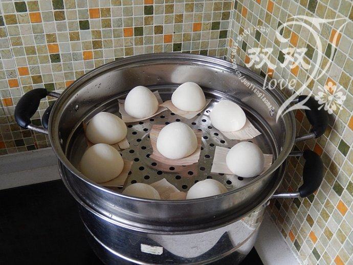 炼乳馒头 ,馒头做好,将其码入蒸锅内,底部垫玉米皮