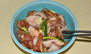 盐酥鸡,<a style='color:red;display:inline-block;' href='/shicai/ 37'>姜</a>切片，<a style='color:red;display:inline-block;' href='/shicai/ 3232'>香葱</a>切段，盐，胡椒粉，<a style='color:red;display:inline-block;' href='/shicai/ 788'>生抽</a>，<a style='color:red;display:inline-block;' href='/shicai/ 721'>蚝油</a>，<a style='color:red;display:inline-block;' href='/shicai/ 718'>料酒</a>，细砂糖适量调入鸡腿肉中，拌匀腌30分钟以上。