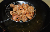 盐酥鸡,锅内倒入色拉油中火烧到6成热,倒入腌好的鸡块炸至金黄色时捞出。