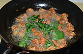 盐酥鸡,再将油烧热,将炸好的鸡带鸡块再炸一次,出锅前将<a style='color:red;display:inline-block;' href='/shicai/ 141'>九层塔</a>炸10秒钟,捞出沥油即可。